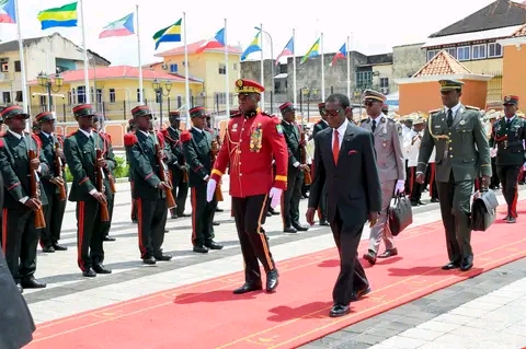 Gabon / Diplomatie : le Général OLIGUI NGUEMA acceuilli en fanfare à Malabo.